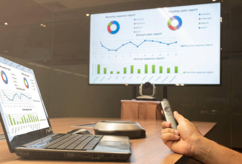 tangan pengusaha memegang slide remote control dengan presentasi di layar laptop dan televisi - presentation projector potret stok, foto, & gambar bebas royalti
