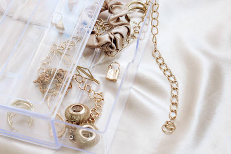 anting-anting-perhiasan-emas-gelang-dalam-organizer-transparan.jpg (612×408)