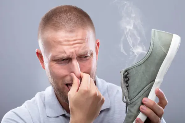 Sepatu Bau Apek dan Tak Sedap? Begini Cara Mengatasinya