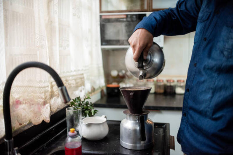 pria-menyiapkan-kopi.jpg (612×408)