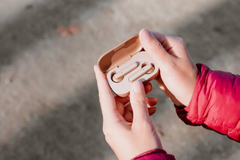 wanita memegang kotak terbuka dengan earphone nirkabel, tampilan atas - earphone bluetooth potret stok, foto, & gambar bebas royalti