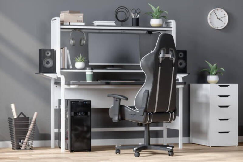 e-sport di komputer dengan kursi gaming di rumah dan latar belakang dinding abu-abu - gaming chair potret stok, foto, & gambar bebas royalti