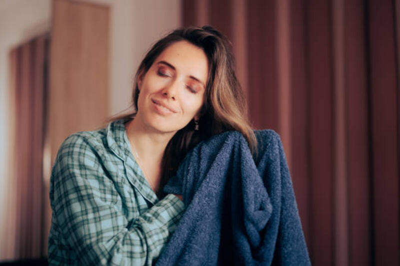 wanita mengeringkan rambutnya menggunakan handuk microfiber - handuk rambut microfiber potret stok, foto, &amp; gambar bebas royalti