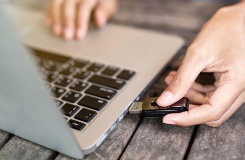 tangan-yang-dipotong-memasang-tongkat-usb-di-laptop-di-meja.jpg (612×399)