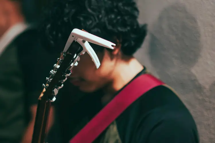 Main Gitar Anti Ribet? Cobain Pakai Capo!