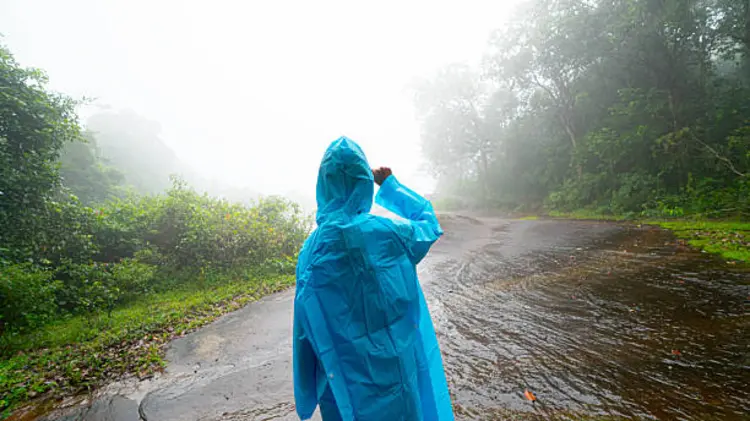 Jas Hujan Suka Bau Setelah Dipakai? Begini Cara Mengatasinya