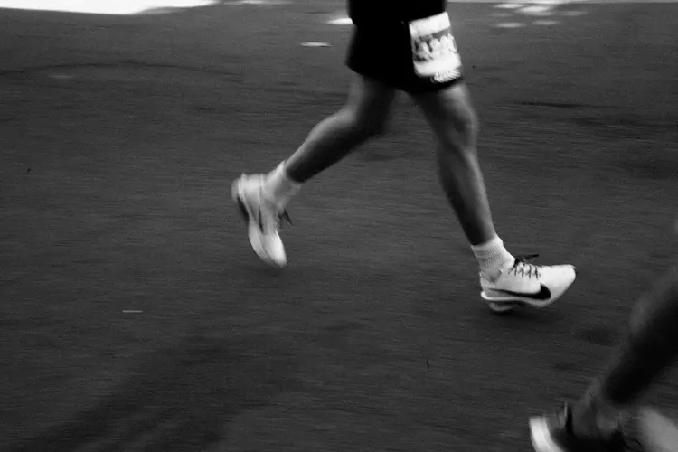 Bukan Sekedar Katun! Pilih Kaos Kaki Running Tebal untuk Bantalan Empuk Anti-Guncangan
