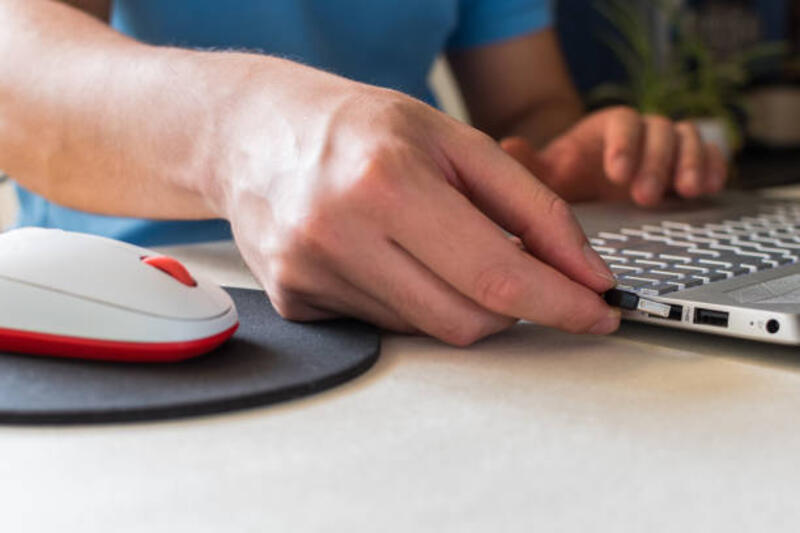 manusia bekerja di laptopnya, memasukkan penerima nano usb untuk konektivitas mouse - mouse dongle potret stok, foto, & gambar bebas royalti