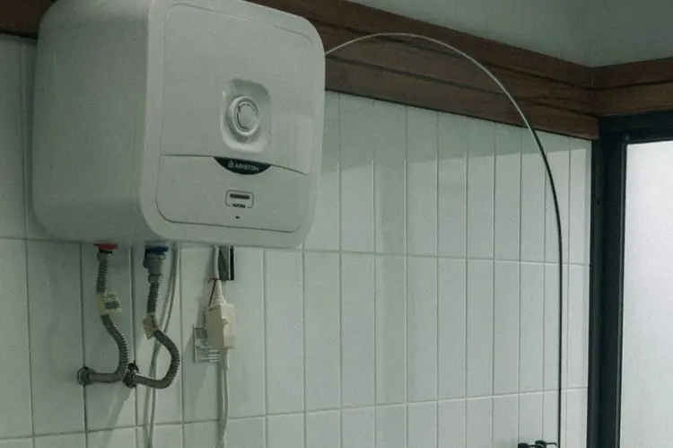 Mandi Hangat di Musim Hujan, Solusi Jitu Menjaga Kesehatan dan Mood