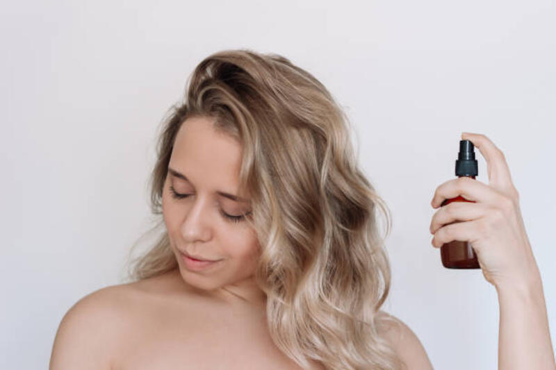 wanita-muda-dengan-rambut-bergelombang-menyemprotkan-hairspray-perlindungan-termal-minyak.jpg (612×408)