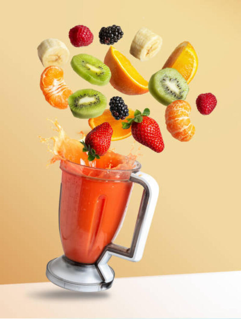 buah-buahan terbang dalam blender dengan jus buah, terisolasi dari latar belakang jeruk - juices from blender potret stok, foto, &amp; gambar bebas royalti