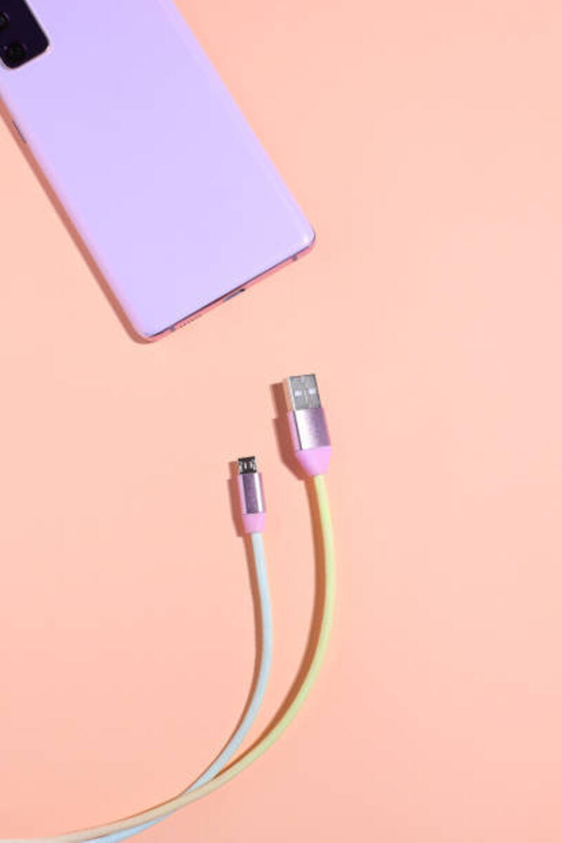 kabel pengisi daya steker berwarna-warni, konektor usb untuk telepon, ruang salin - silicon usb cable potret stok, foto, &amp; gambar bebas royalti