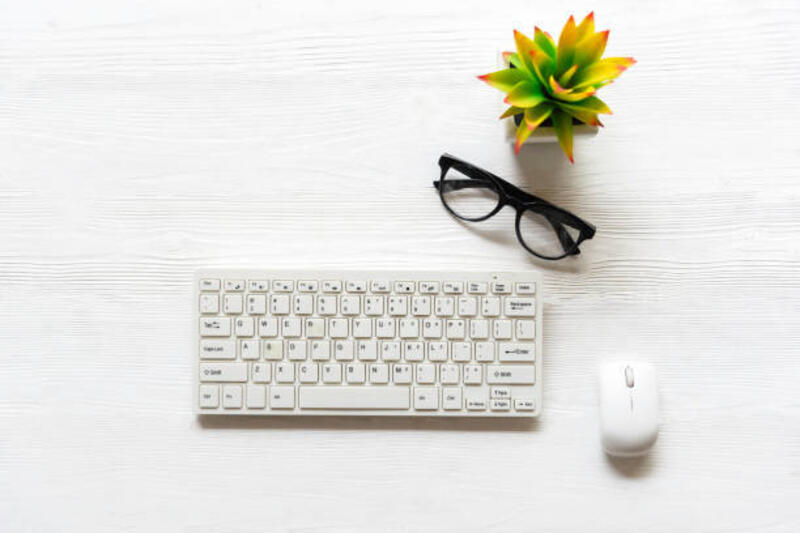 meja meja kantor putih dengan komputer laptop, secangkir kopi, dan perlengkapan kantor. - keyboard wireless potret stok, foto, &amp; gambar bebas royalti