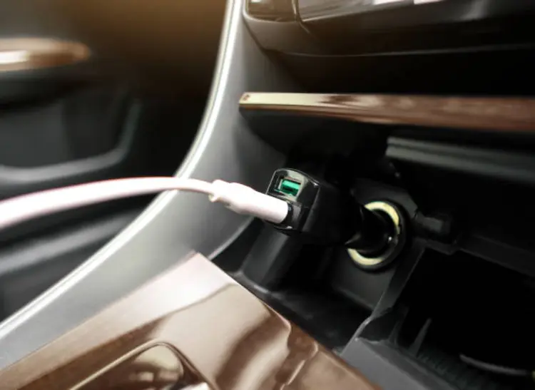 Kenapa Car Charger HP Lemot? Ini Penyebab dan Solusinya!