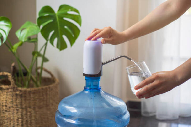 seorang-wanita-menuangkan-air-dari-dispenser-air-air-bersih-dan-sehat.jpg (612×408)