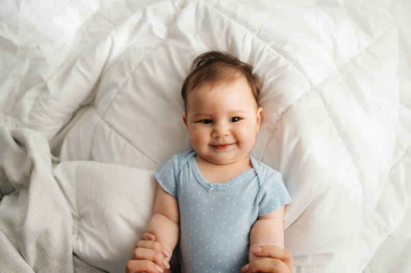 dipegang dengan cinta - bayi di atas kasur potret stok, foto, &amp; gambar bebas royalti