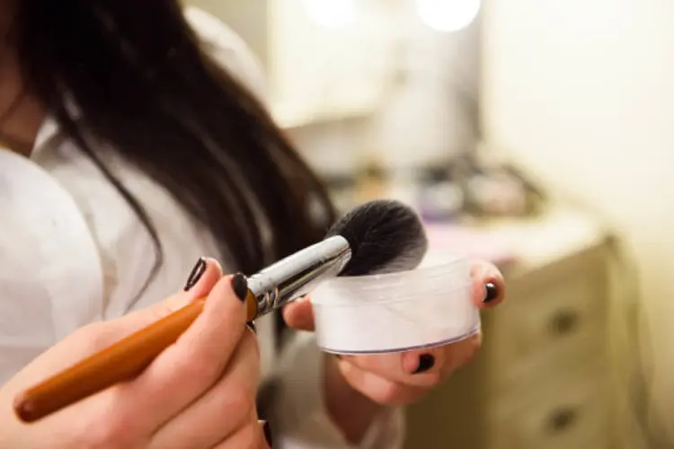 Girls, Sudah Tahu Belum Urutan Makeup yang Benar Saat Menggunakan Loose Powder?