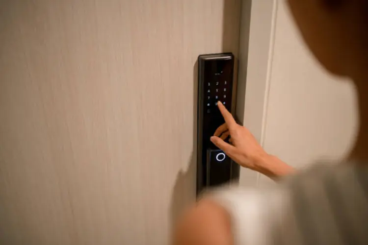 Kelebihan dan Kekurangan Smart Door Lock, Apakah Benar Aman?