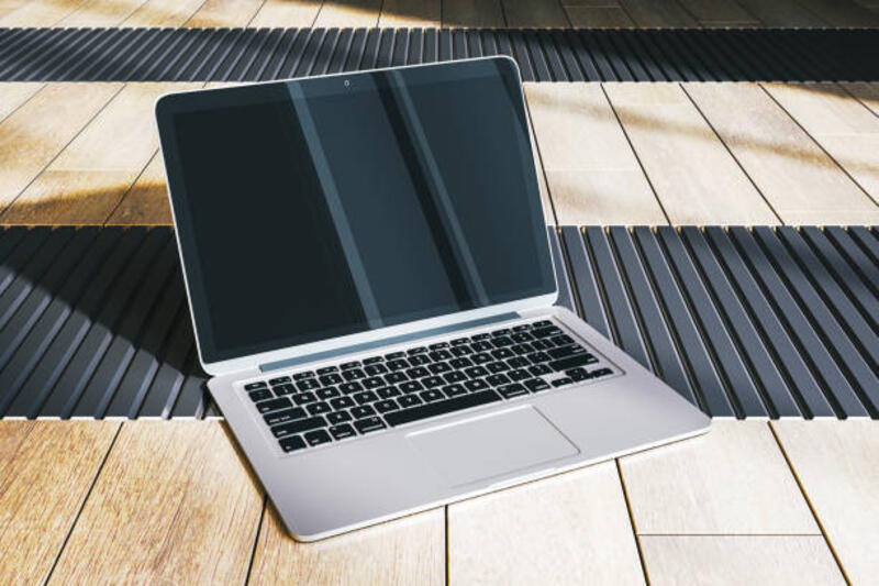 laptop-modern-dengan-layar-kosong-dengan-latar-belakang-lantai-kayu-rendering-3d.jpg (612×408)