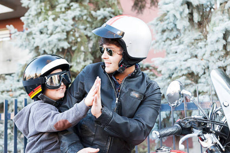 ayah dan anak pengendara sepeda motor tinggi lima - retro style motorcycle helmet potret stok, foto, & gambar bebas royalti
