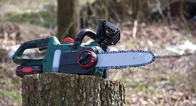 gergaji nirkabel modern ditampilkan, siap digunakan dalam berbagai tugas pengerjaan kayu dan kehutanan. - electric chainsaw potret stok, foto, &amp; gambar bebas royalti