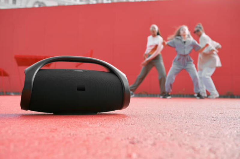 speaker-portabel-outdoor-nirkabel-memainkan-musik-di-lantai-dansa-dengan-latar-belakang-merah.jpg (612×408)