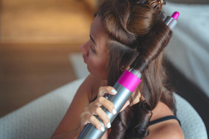 menggunakan pelurus rambut - catokan curly potret stok, foto, &amp; gambar bebas royalti