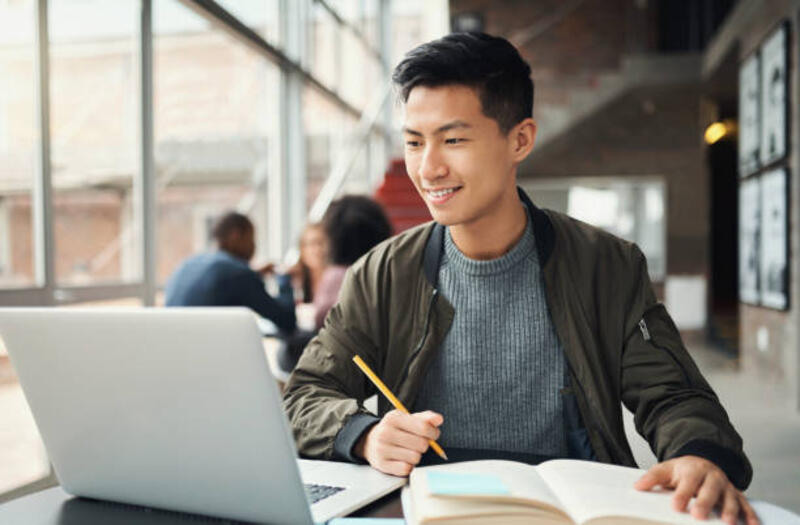 mahasiswa-pria-asia-dan-belajar-di-laptop-di-kampus-tes-penelitian-dan-pendidikan-buku-ujian.jpg (612×402)