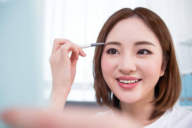 wanita merias alis di depan cermin - eyebrow pencil potret stok, foto, &amp; gambar bebas royalti