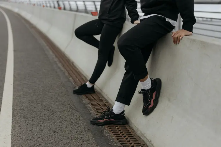 Sepatu Sneakers Lokal All Black Wajib Punya, Bikin Gaya Makin Keren!