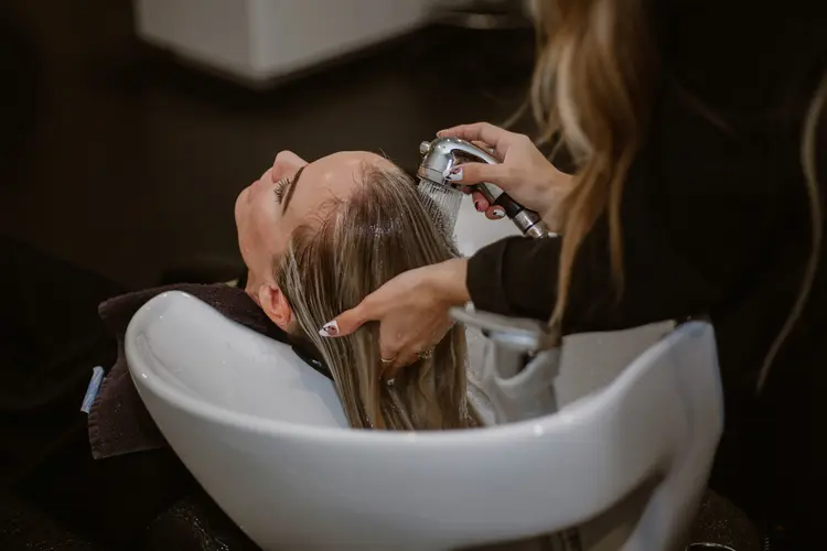 Creambath atau Hair Mask? Pilih Mana yang Lebih Pas untuk Rambutmu?