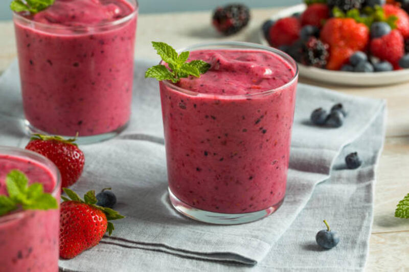 smoothie berry sehat buatan sendiri manis - smoothie potret stok, foto, &amp; gambar bebas royalti