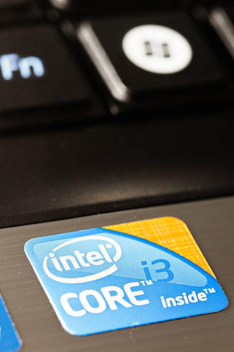 stiker prosesor intel core i3 di komputer laptop baru - intel i3 potret stok, foto, & gambar bebas royalti