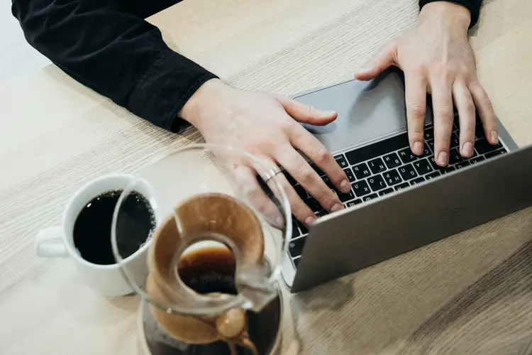 Laptop 5 Jutaan Mana yang Lebih Worth It? Lenovo V14 vs ASUS Vivobook Go 14