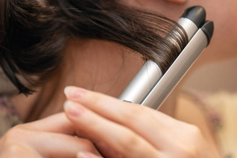 wanita membungkus rambut di sekitar pengeriting rambut panas untuk membuat ikal tebal, menampilkan teknik penataan rambut profesional - hair curler potret stok, foto, &amp; gambar bebas royalti