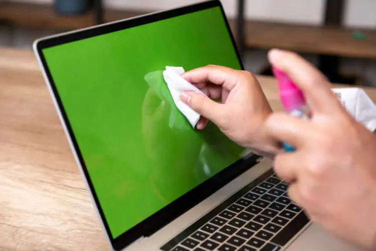 5 Kesalahan Saat Membersihkan Laptop yang Harus Dihindari