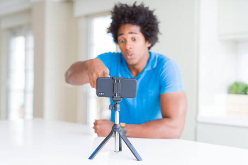 pria-afrika-amerika-melakukan-panggilan-online-dengan-webcam-menggunakan-smartphone-menunjuk.jpg (612×408)