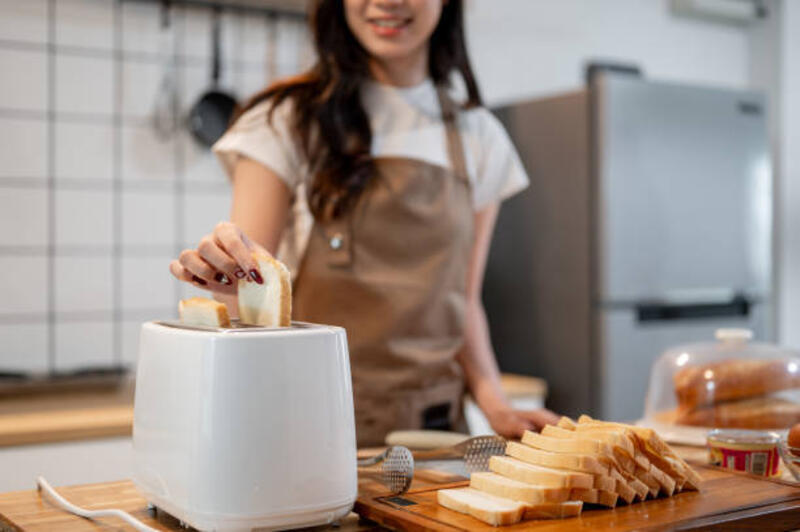close-up-seorang-wanita-memasukkan-sepotong-roti-ke-dalam-pemanggang-roti-membuat-roti.jpg (612×407)