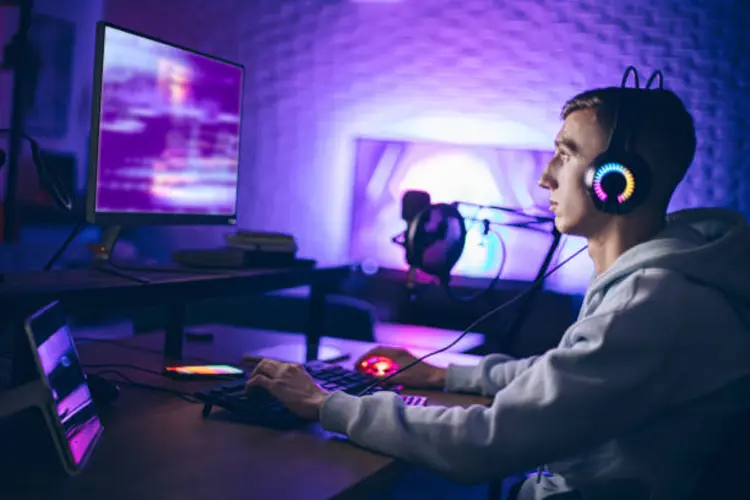 Ini Dia Alasan Mengapa Streamer Terkenal Selalu Pakai Headphone RGB