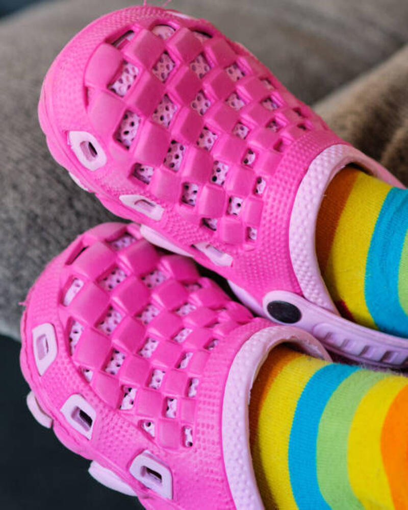 sandal plastik merah muda dan kaus kaki pelangi - sandal clog potret stok, foto, &amp; gambar bebas royalti