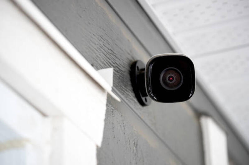 cctv-hitam-di-luar-gedung-sistem-keamanan-rumah.jpg (612×408)