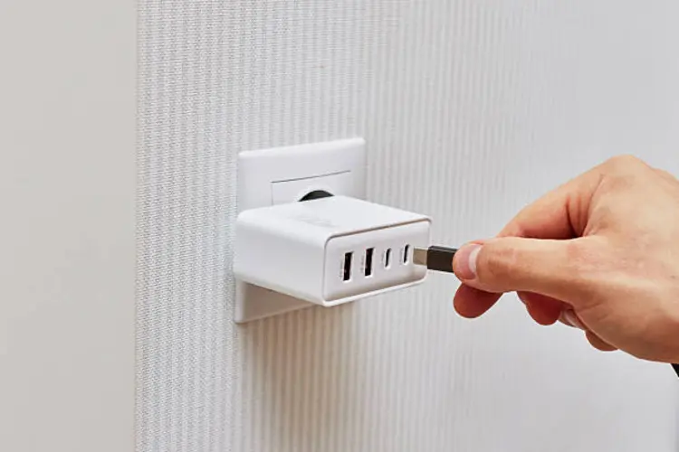 Kelebihan dan Kekurangan Pakai Adaptor Port Banyak Saat di Kantor