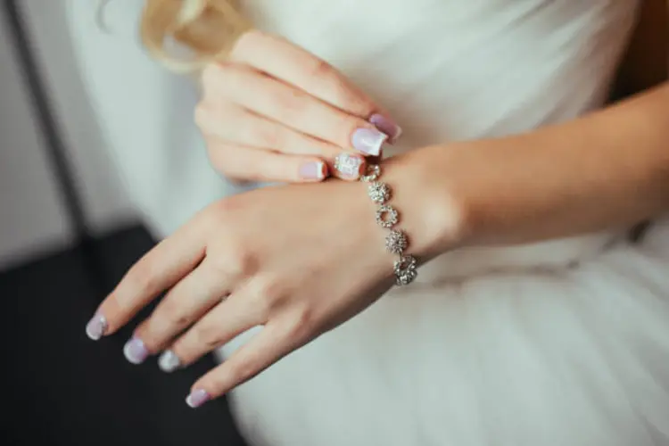 Girls, Mau Tampil Stylish Tanpa Ribet? Pakai Gelang Wanita Untuk Sentuhan Tambahan!