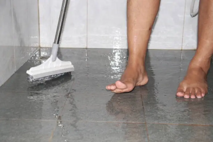 5 Trik Membersihkan Lantai Kamar Mandi yang Licin dengan Bantuan Sikat Elektrik