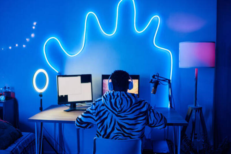 gamer-bermain-video-game-online-di-rumah.jpg (612×408)