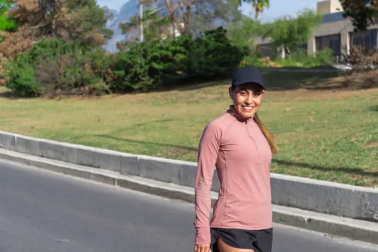 10 Tips Memilih Jaket Olahraga Wanita Biar Terlihat Lebih Langsing