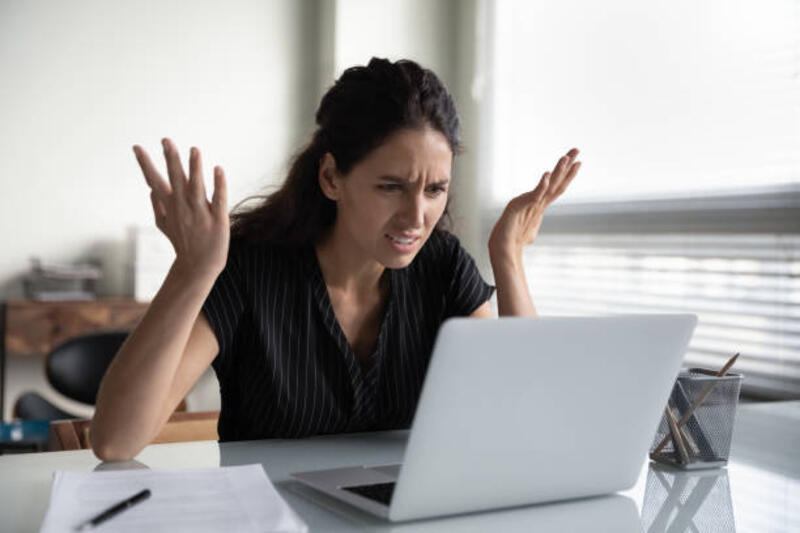 pekerja wanita muda gila kehilangan hasil pekerjaan pada pc rusak - person angry at laptop potret stok, foto, & gambar bebas royalti
