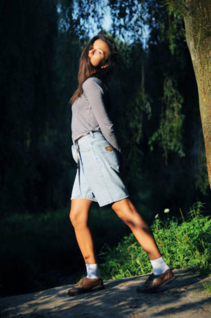 gadis cantik muda di taman - baggie short jeans potret stok, foto, & gambar bebas royalti