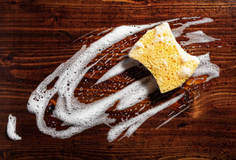 cleaning sponge wiping foam soap suds on wooden background, household washing concept - melap kayu dengan sabun potret stok, foto, &amp; gambar bebas royalti