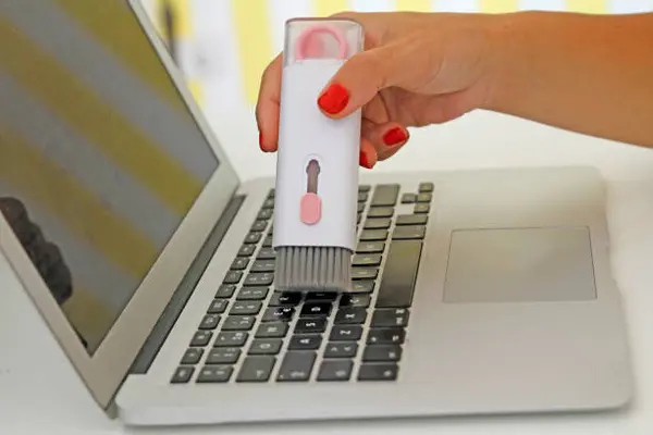 Cara Aman Membersihkan Keyboard Laptop, Jangan Sembarangan Ya!